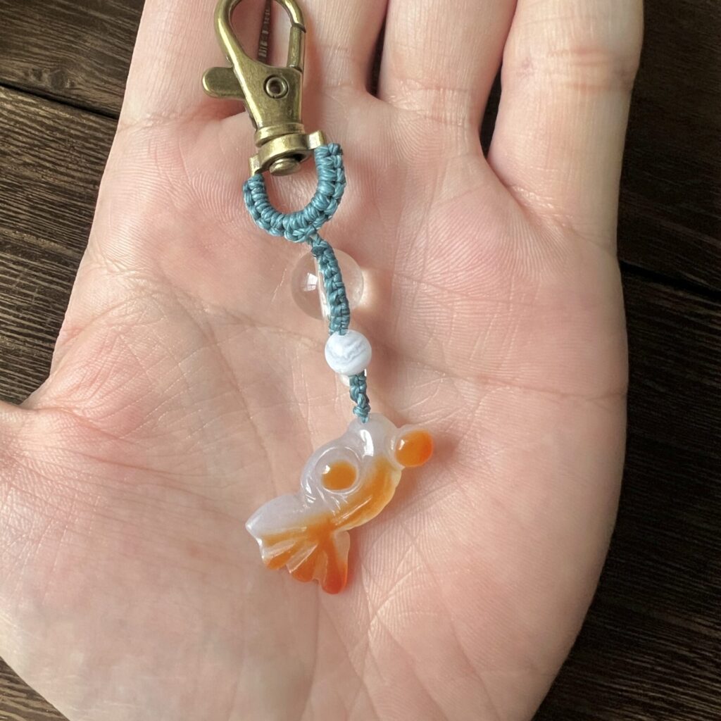 手のひらサイズに収まる金魚の手作りキーホルダー
