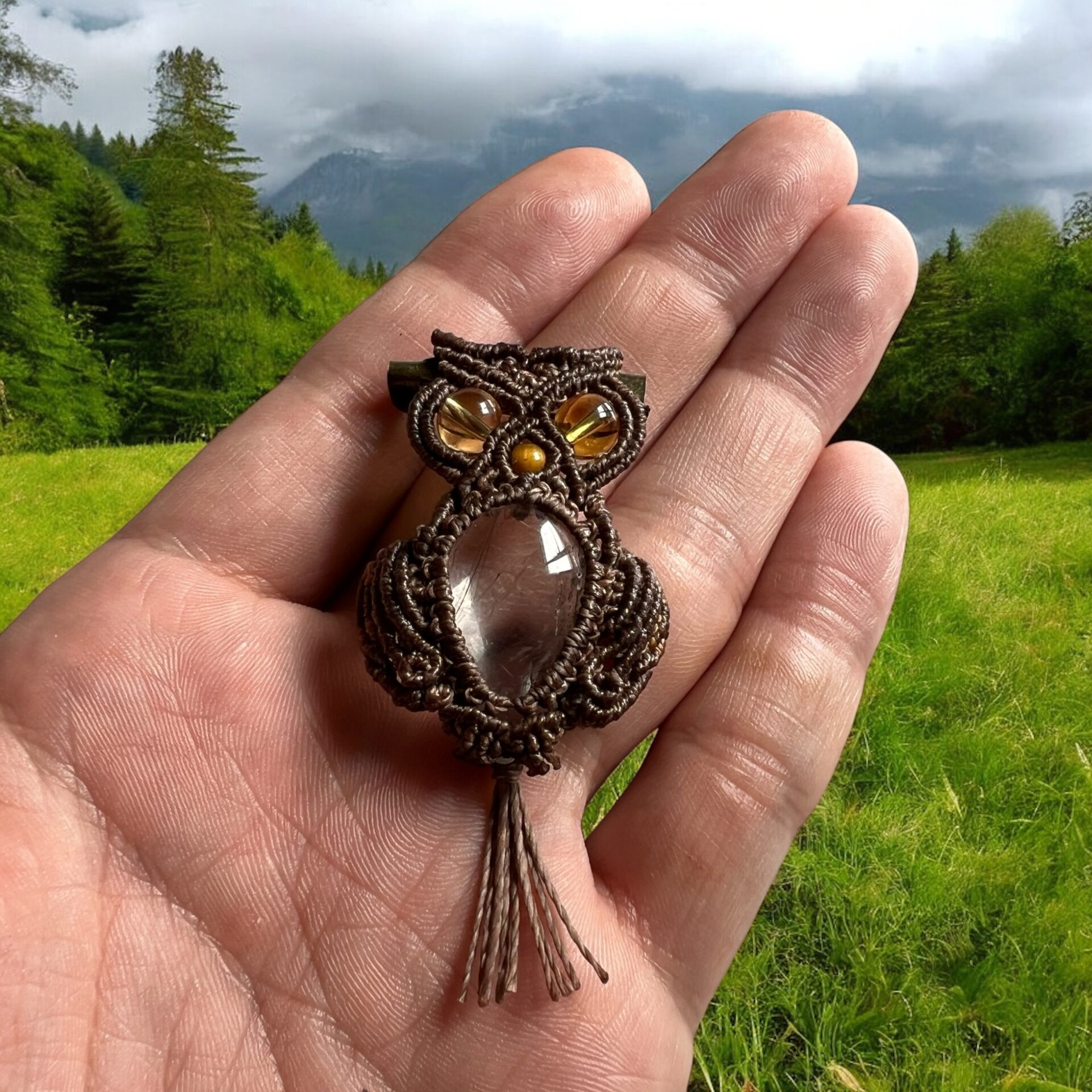 フクロウのマクラメ編みブローチ