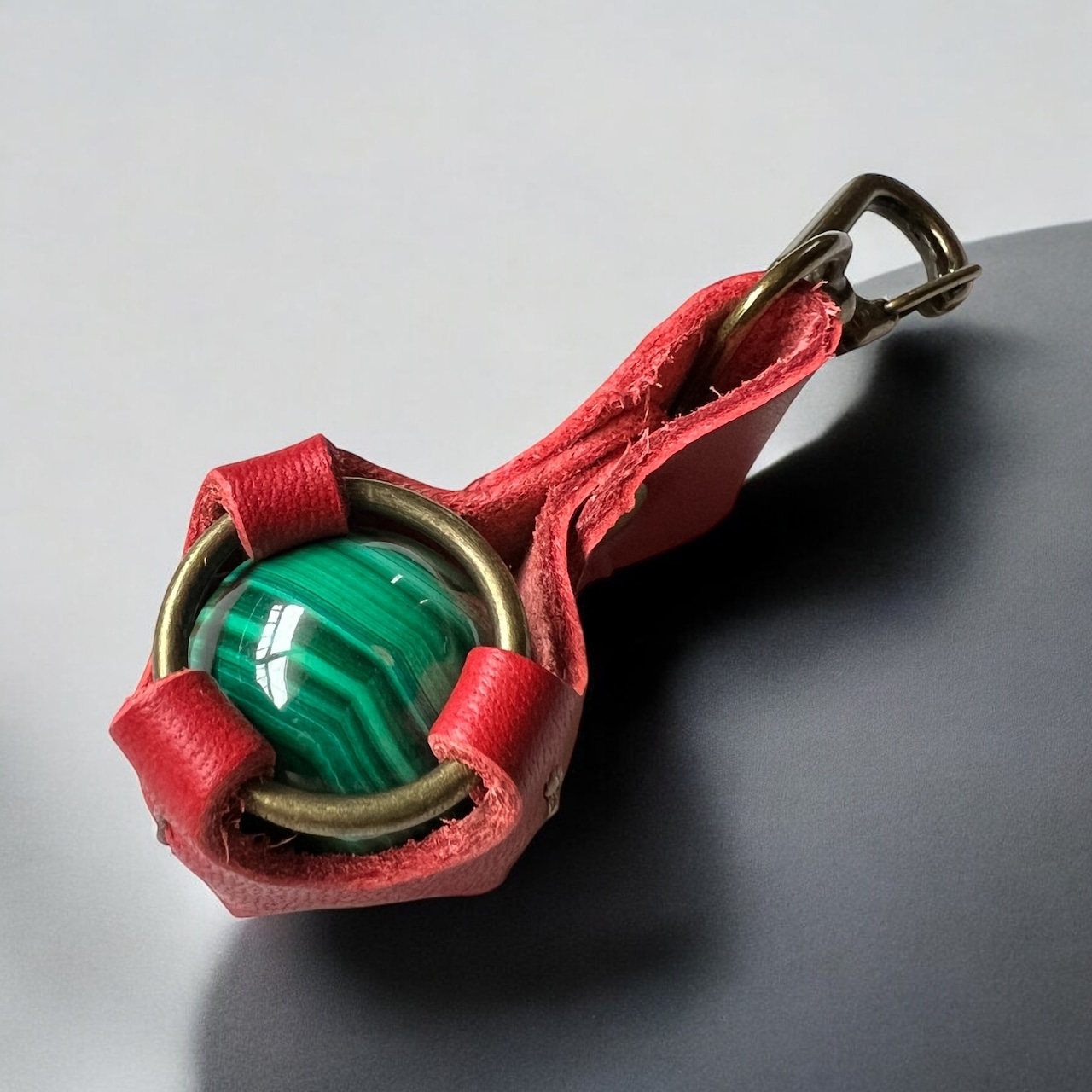 心の悩みを色彩心理で解決するハンドメイドバーチャルショップ マラカイトのキーホルダー