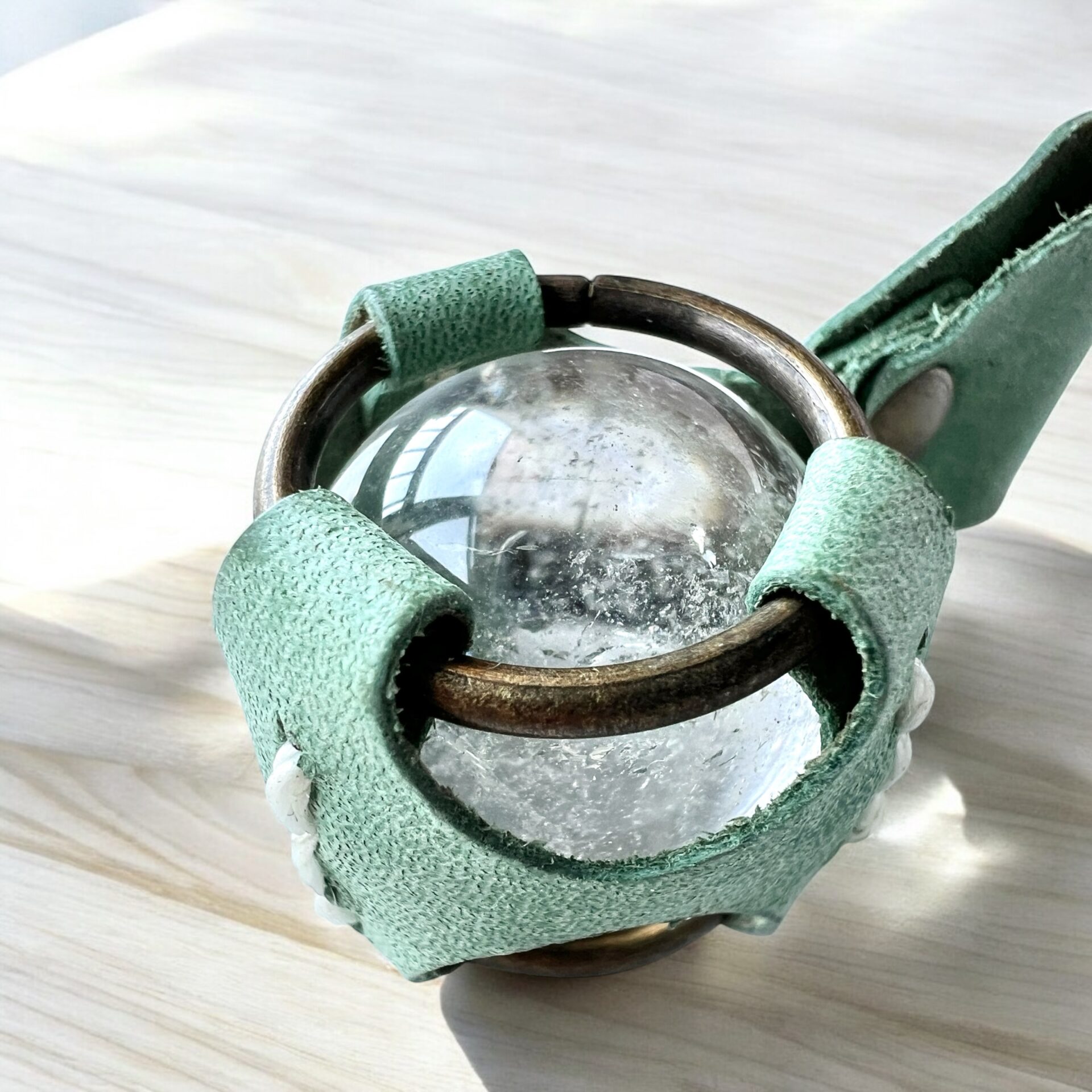ここだけの限定色でお届けする、1点ものの水晶丸玉×グリーンレザーキーホルダー。 透明感あふれる天然水晶を、爽やかなグリーンレザーで手縫い包み込んだ、Creemaだけの特別なアイテムです。