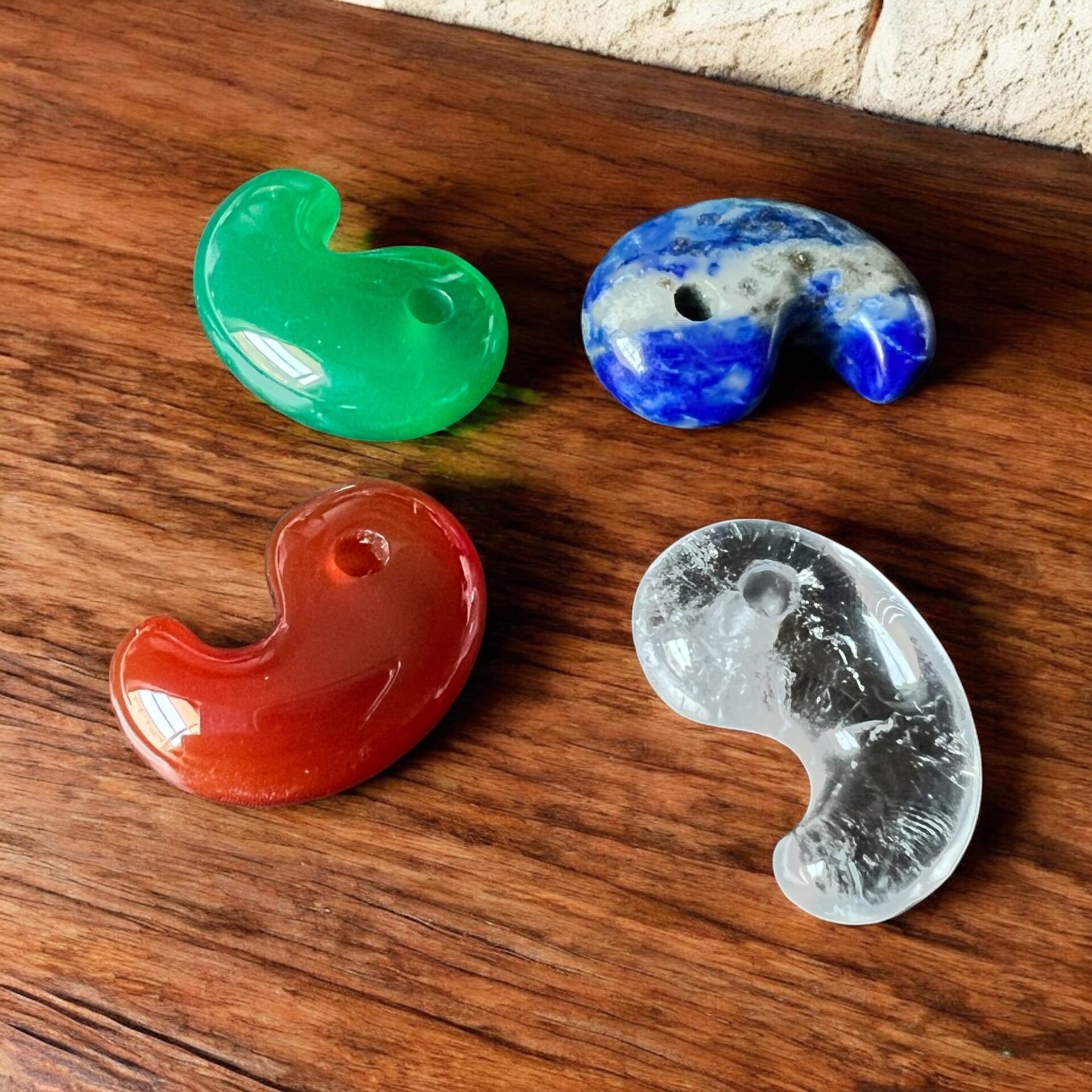 東出雲で販売中の勾玉を使った作品。