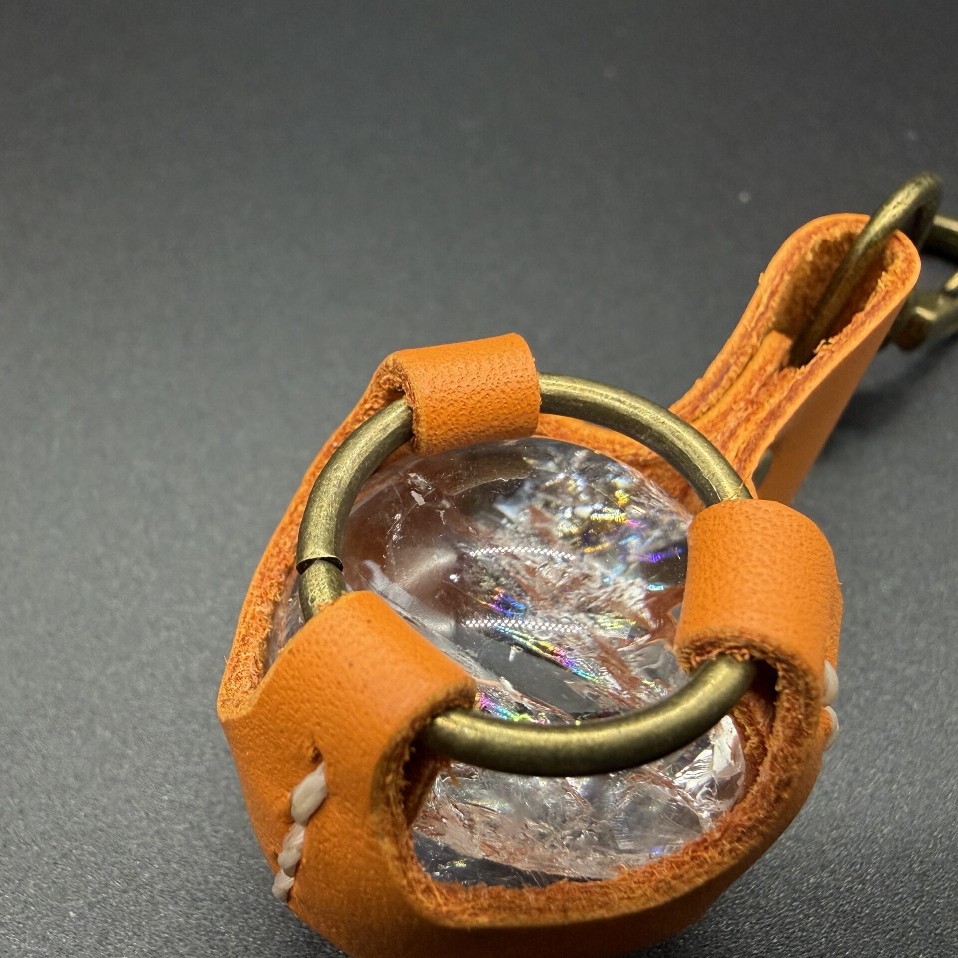 オレンジレザーキーホルダー。虹入り水晶