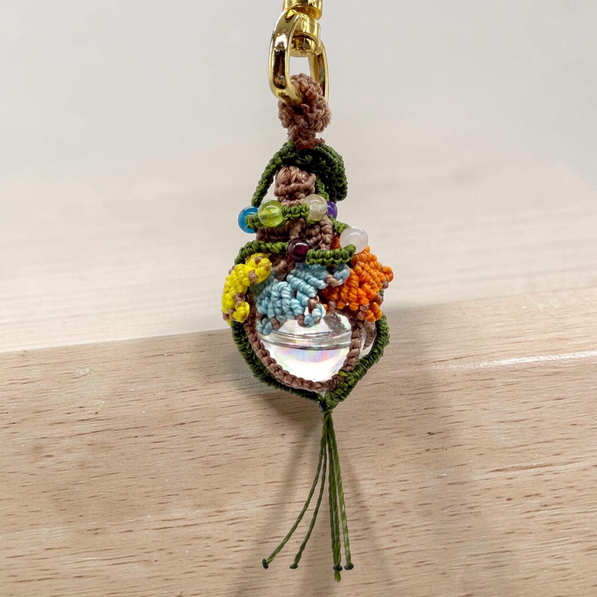 虹水球の芽|天然石が芽吹くガラスドーム植物|マクラメ装飾キーアクセサリー