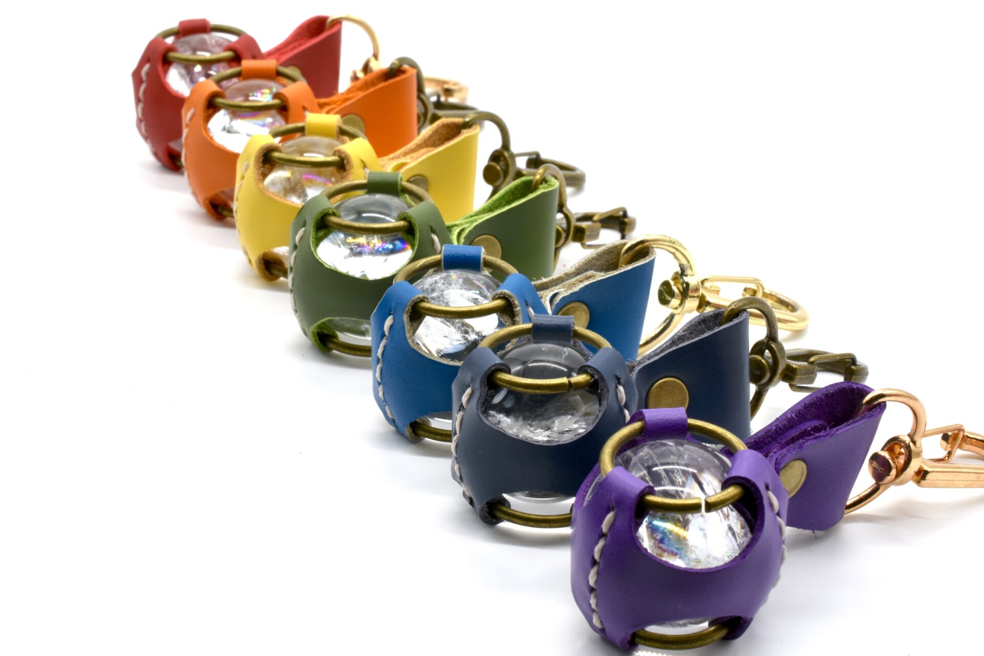 虹入り水晶キーホルダー 七色のレザーキーホルダー irokazari+ブランド