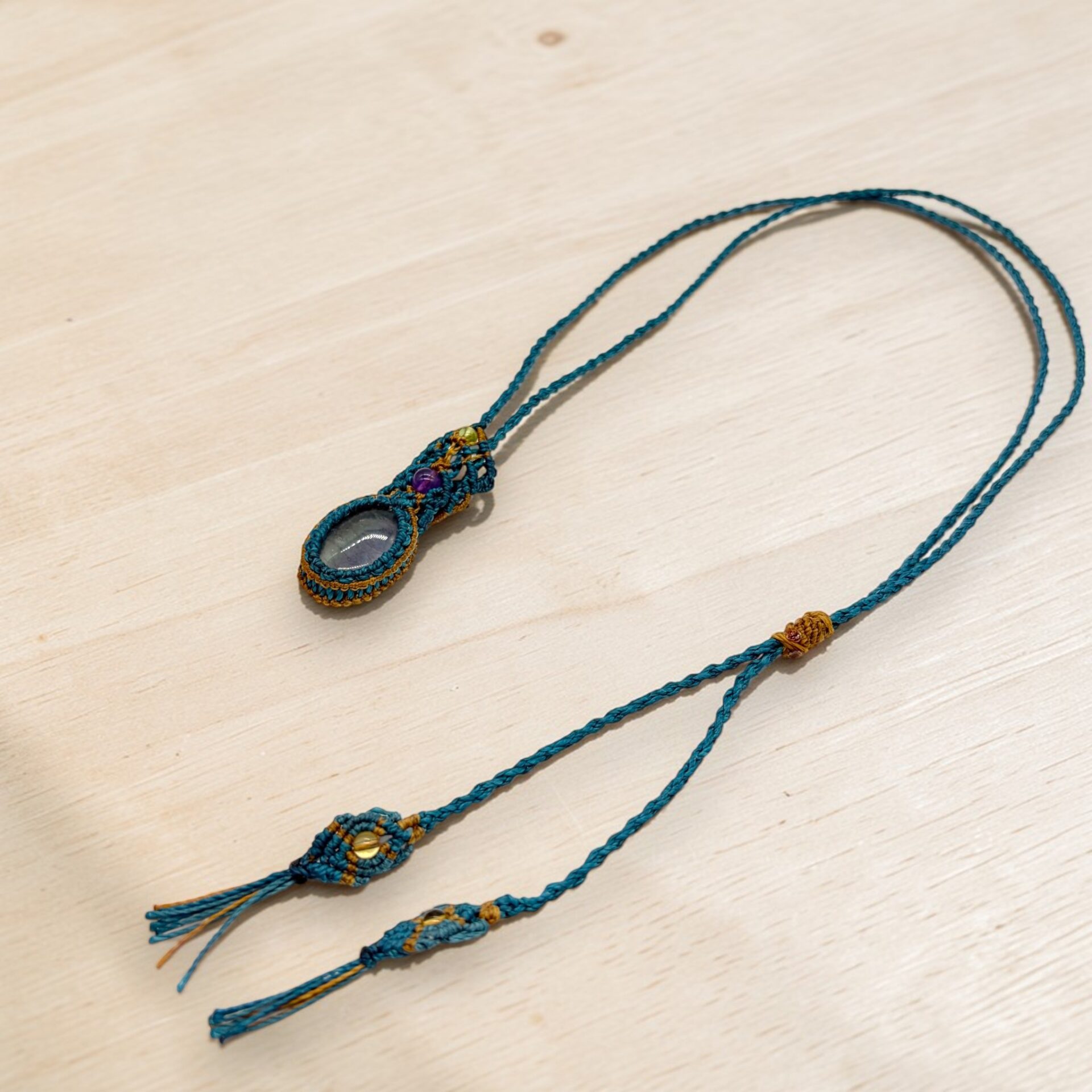 バイカラーフローライトマクラメチョーカー