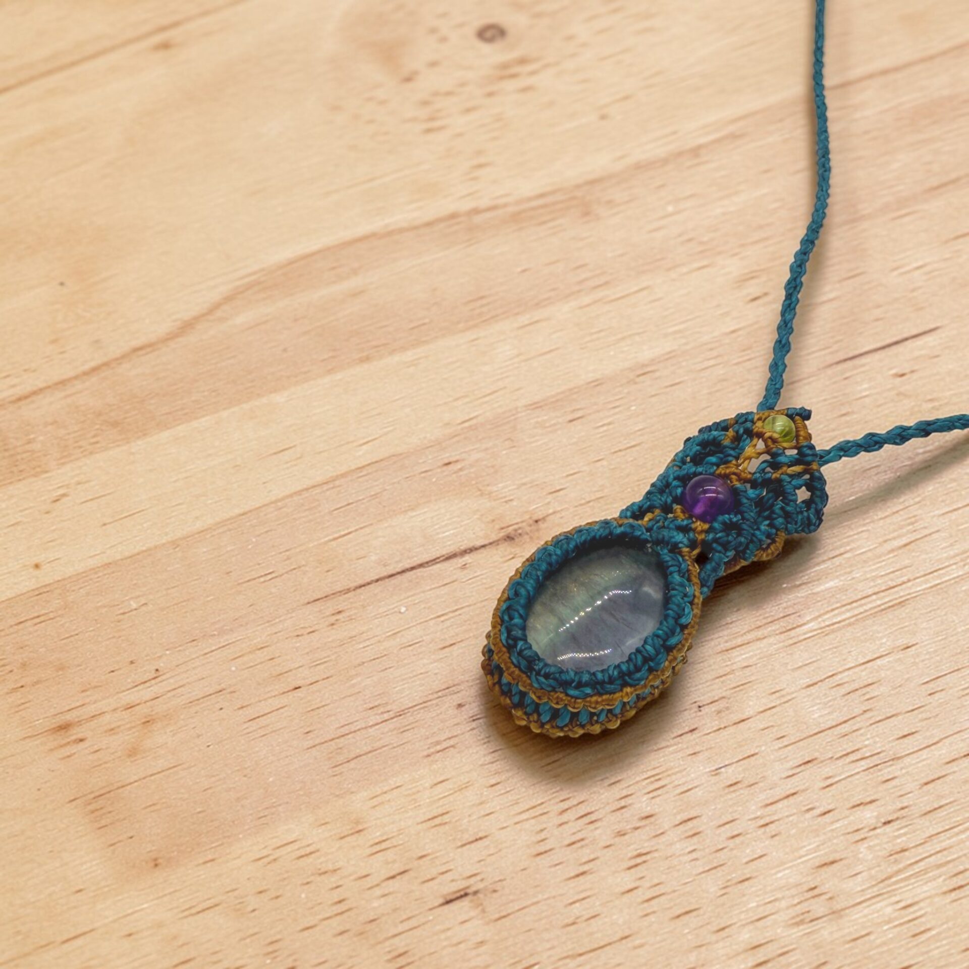 バイカラーフローライトマクラメチョーカー