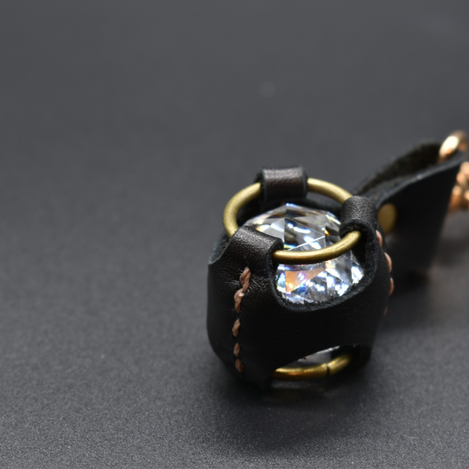 アイリスカット 虹入り水晶 丸玉レザーキーホルダー｜irokazari+