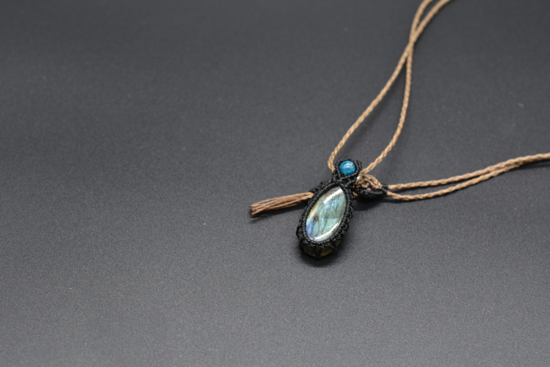 ラブラドライト ラブラドレッセンス 光の変化 クローズアップ