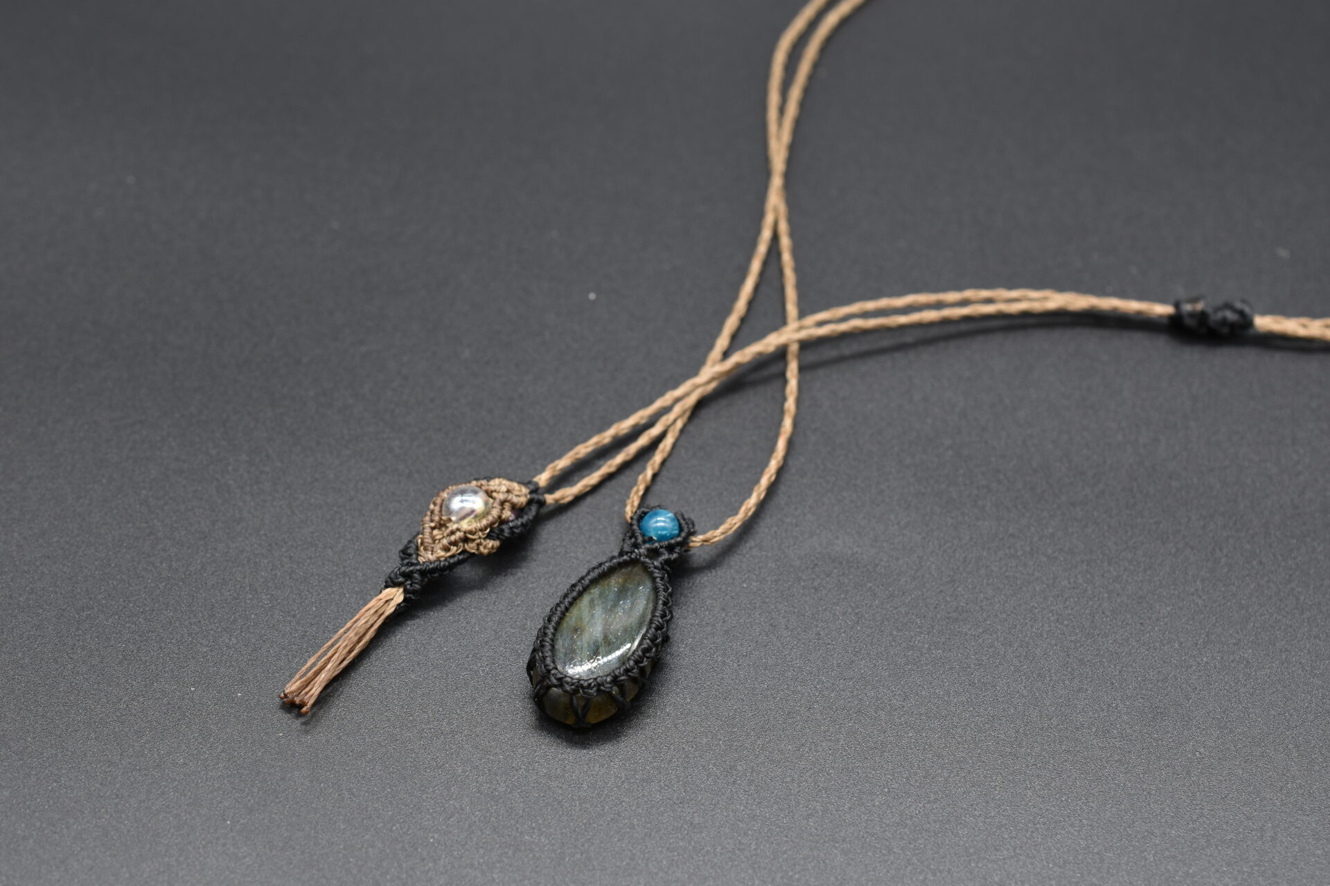 ラブラドライト ブルーアパタイト 黒マクラメコード 手仕事