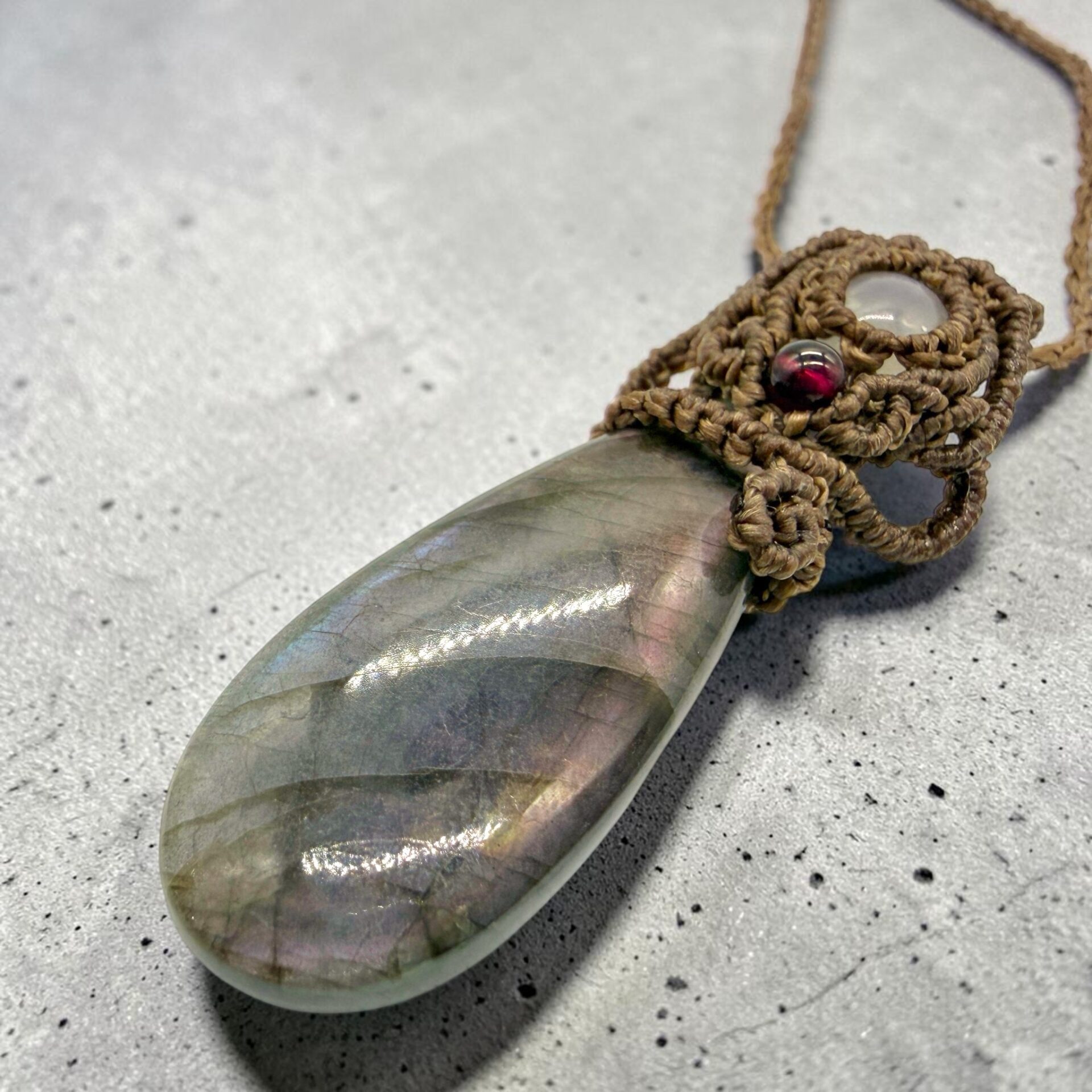 ラブラドライト ガーネット ペンダント 詳細