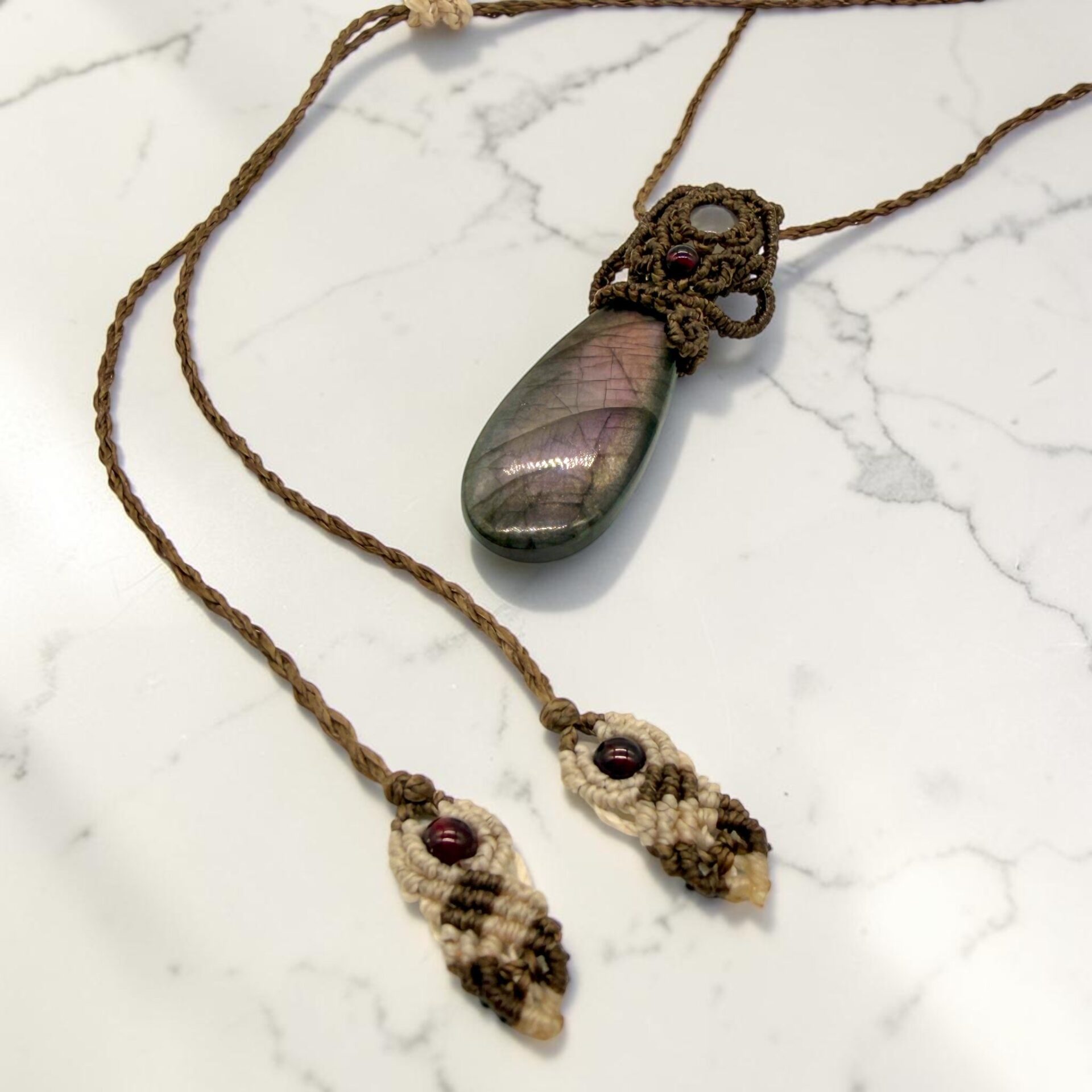 ラブラドライト ペンダント 着用イメージ