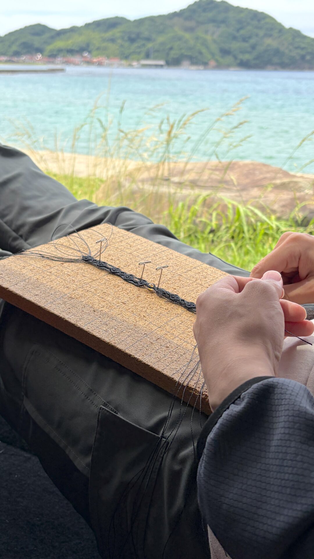 海辺での制作の様子